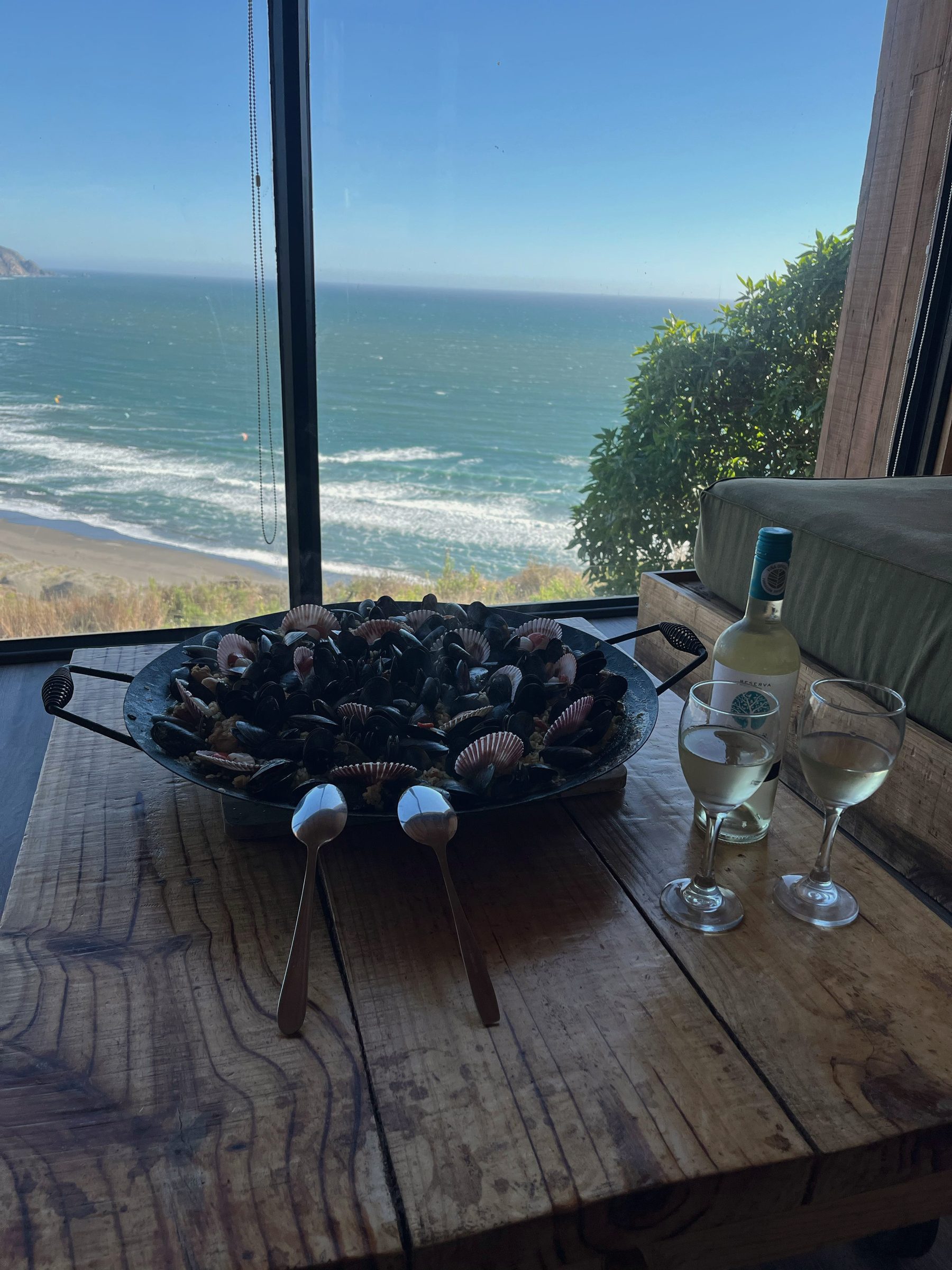 Mesa en la terraza con vista al mar en Quadro, Matanzas